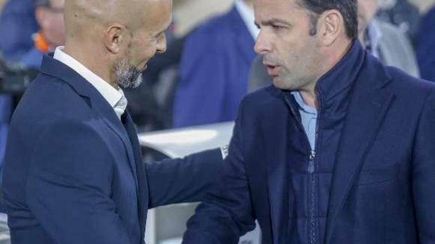 Cardoso y Calleja se saludan en el partido de la primera vuelta. // LOF