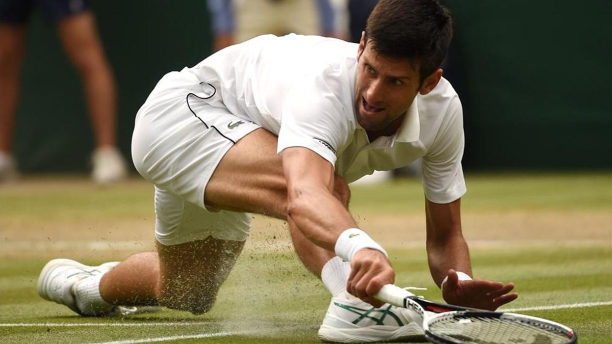 Djokovic, durante un luchado punto en la semifinal frente a Nadal