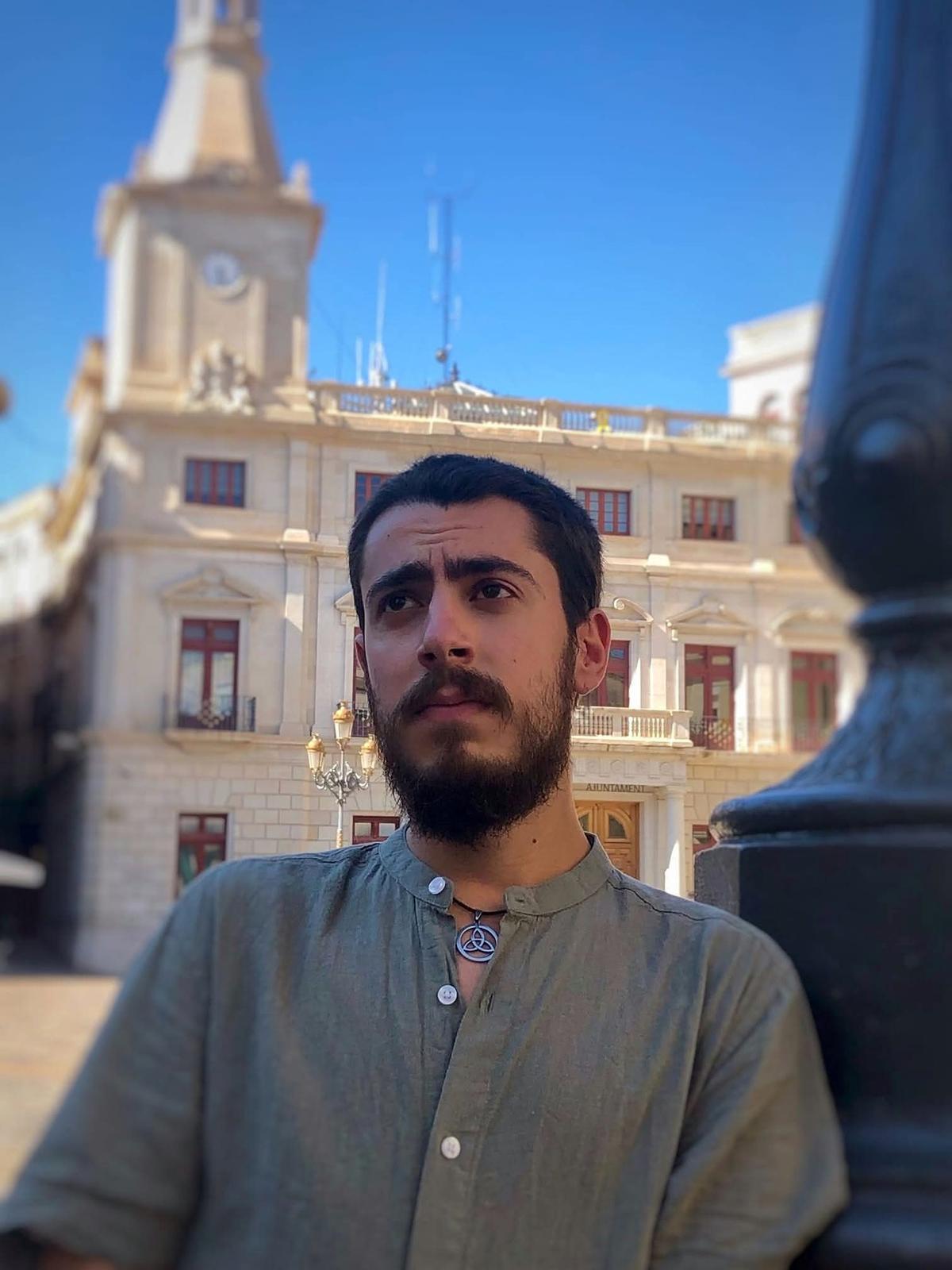 Josep Huguet amb l’Ajuntament de Reus de fons.