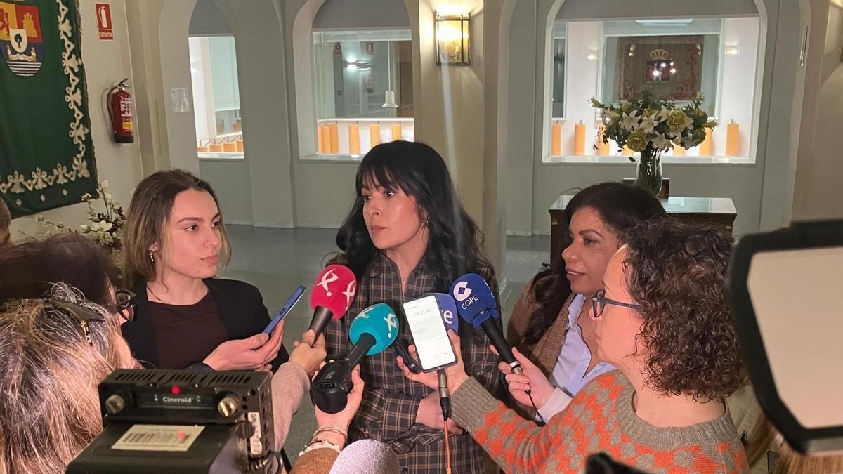 Representantes de la Asociación para la Prevención, Reinserción y Atención a la Mujer Prostituta atienden a los medios tras reunirse con el delegado del Gobierno en Extremadura.