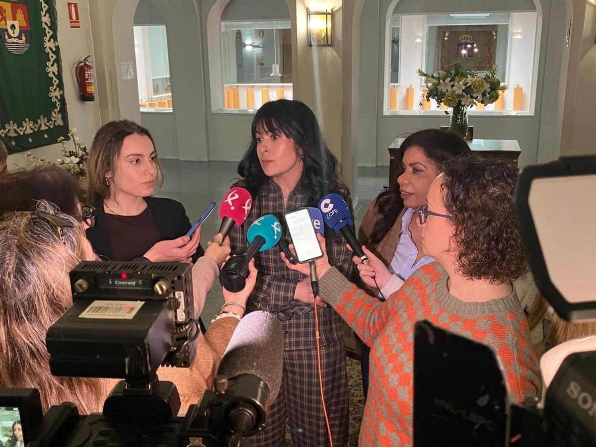 Representantes de la Asociación para la Prevención, Reinserción y Atención a la Mujer Prostituta atienden a los medios tras reunirse con el delegado del Gobierno en Extremadura.