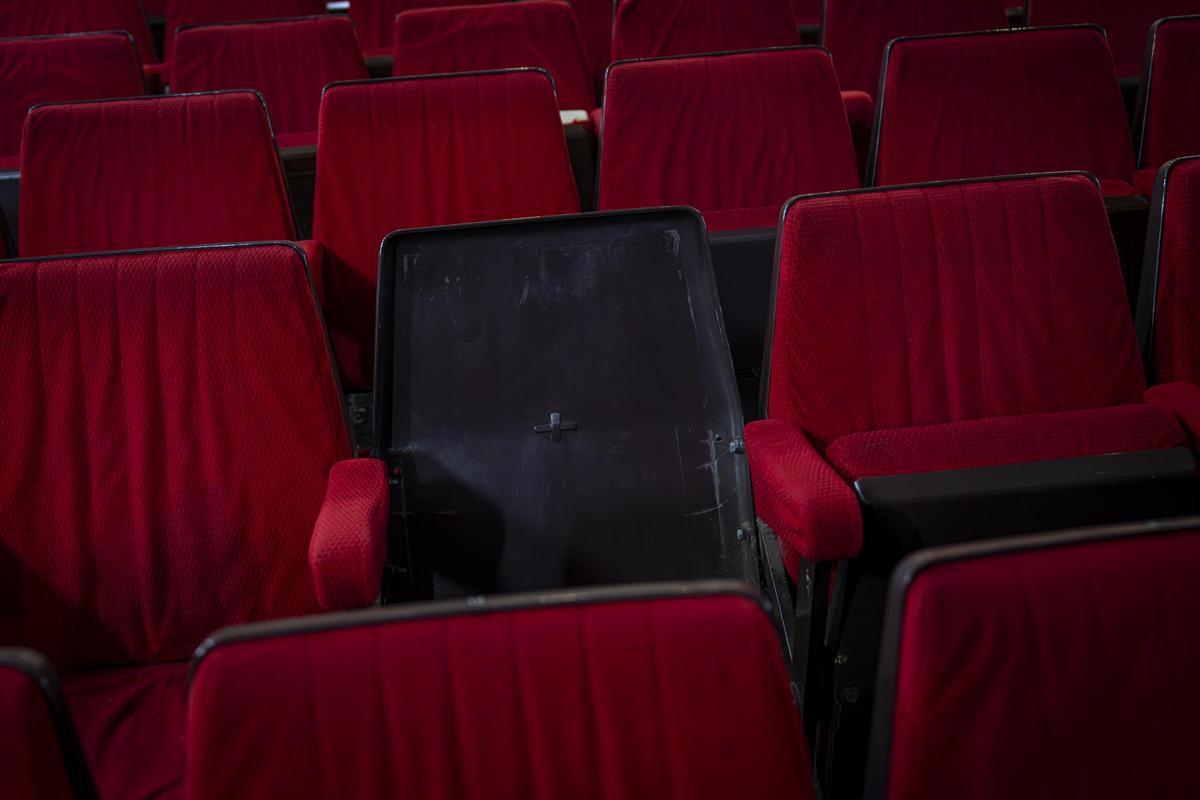 Una butaca rota en el teatro del instituto Sants, en Barcelona.