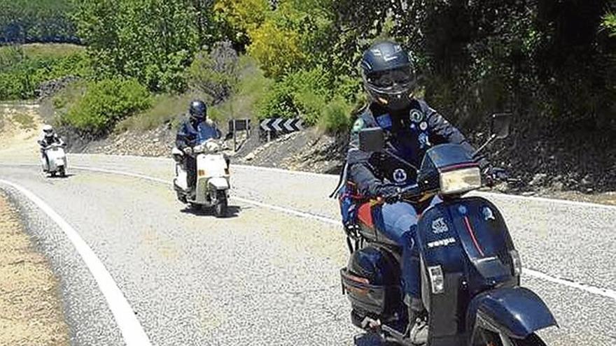 33 personas en 26 vespas acaban el viaje a los lagos de Covadonga