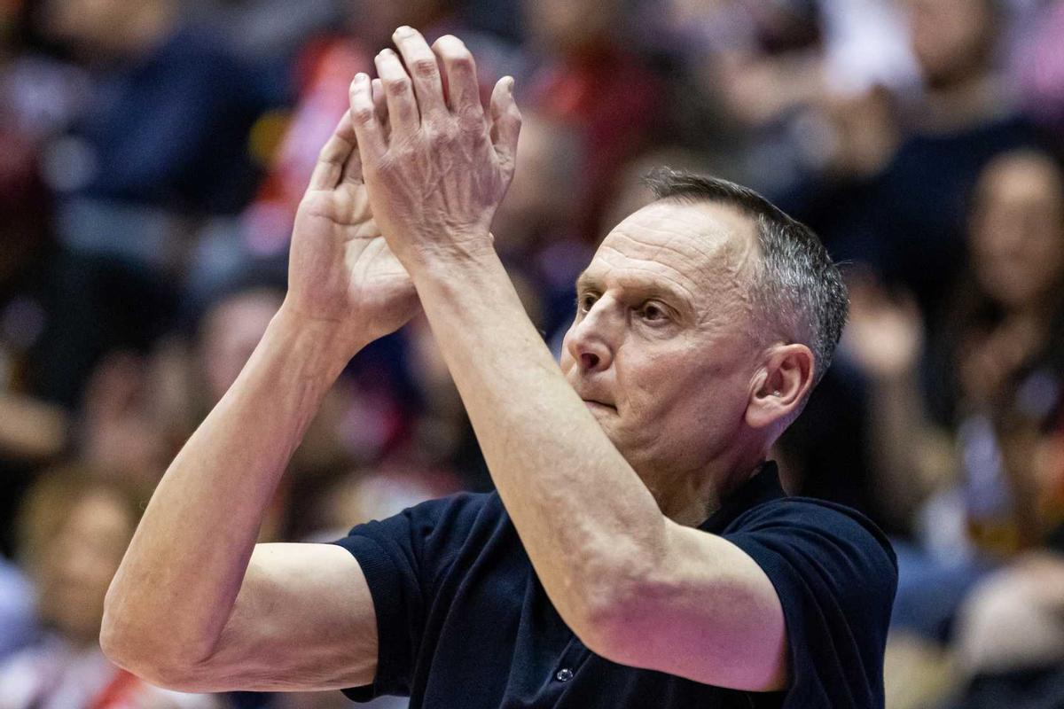 Roberto Íñiguez celebra con los aficionados la victoria lograda ante el Gernika en Fontajau
