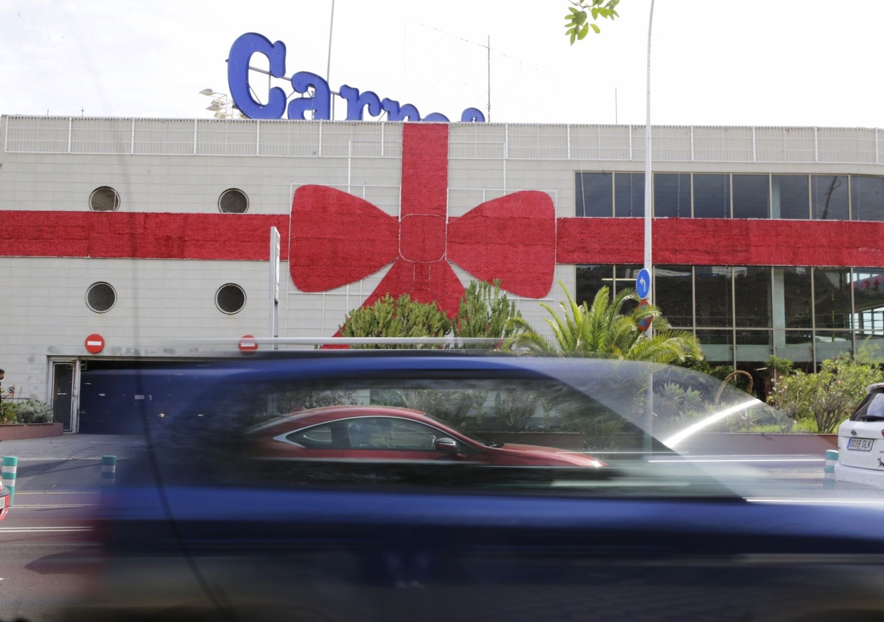 Colas en los comercios y cafeterías de Santa Cruz este sábado.