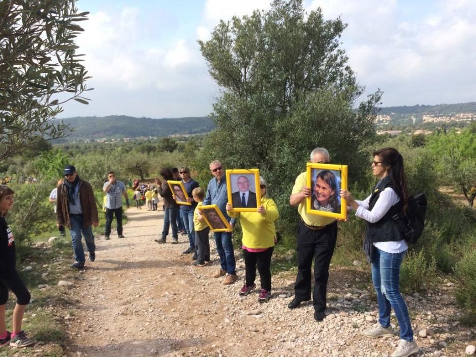 Cadena humana a Montserrat per reclamar l'alliberament dels líders independentistes