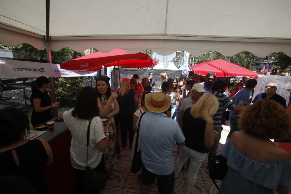 Políticos de diverso color visitan el tradicional racó junto a la plaza de los Luceros