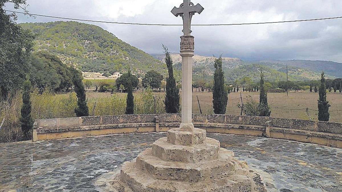 La cruz que ha sido objeto de restauración.
