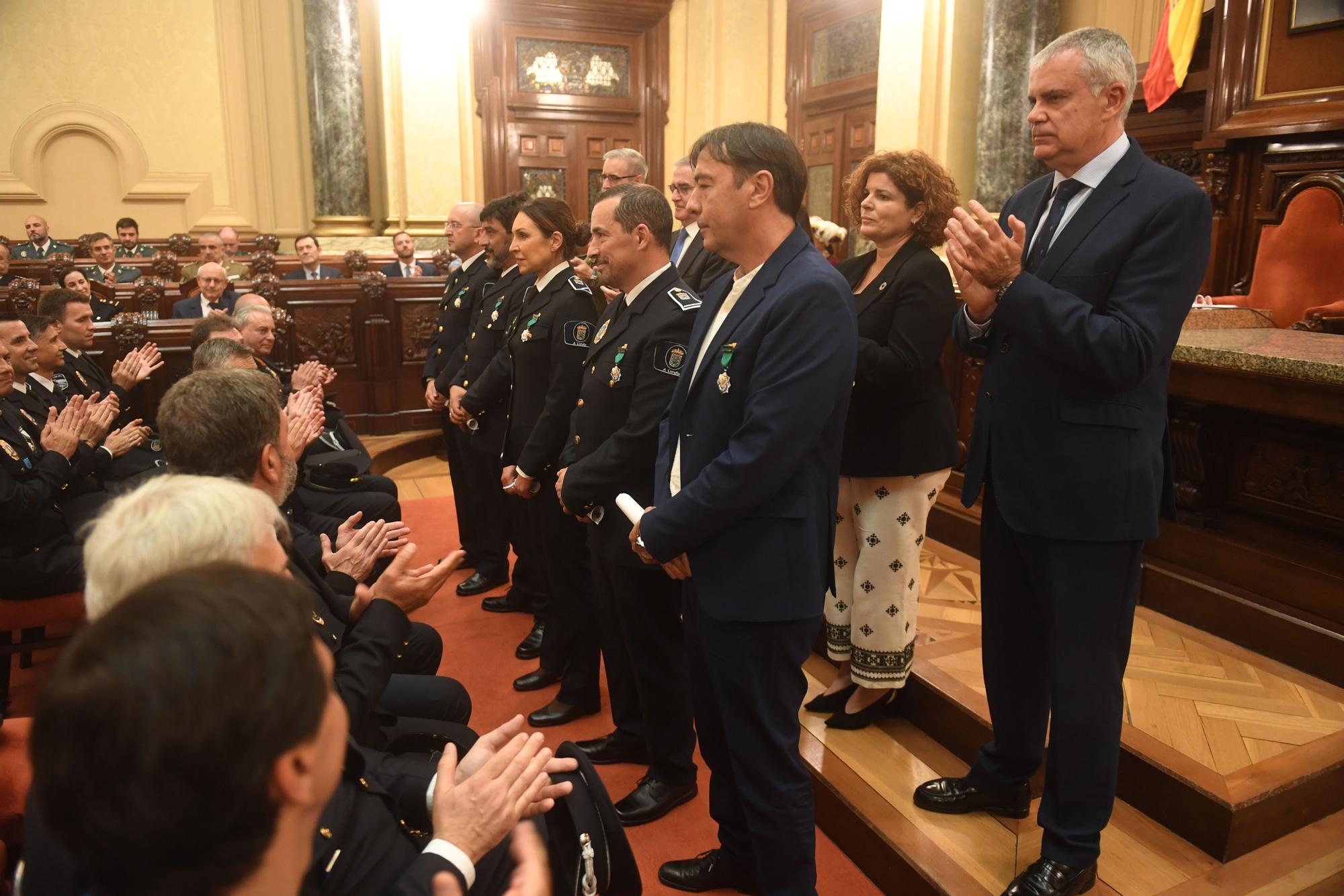 Homenaje a los policías locales de A Coruña que llevan 20 años en el cuerpo