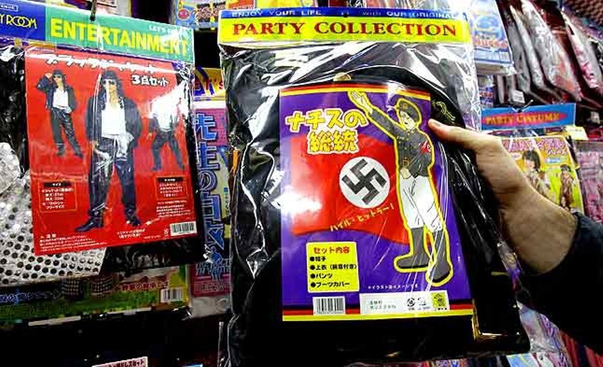 Una disfressa de nazi, que mostra un dibuix semblant a Adolf Hitler amb la frase Heil Hitler, i que inclou una jaqueta negra amb un braçal amb una esvàstica, es ven a la botiga Don Quijote Co., a Tòquio (Japó). La cadena japonesa ha dit que retirarà el vestit després d’una denúncia presentada per una organització jueva als EUA.