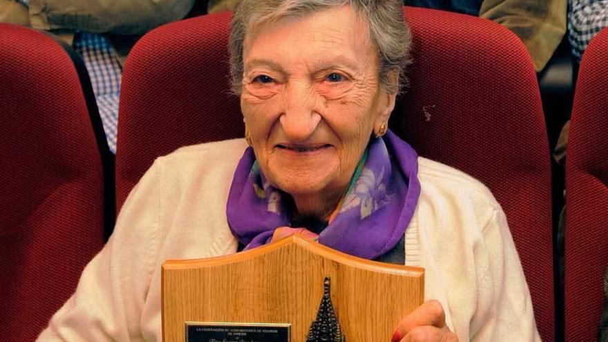 Tina Suárez, durante el acto en el que recibió el premio de la Federación de Asociaciones de Vecinos de Oviedo, en diciembre de 2014.