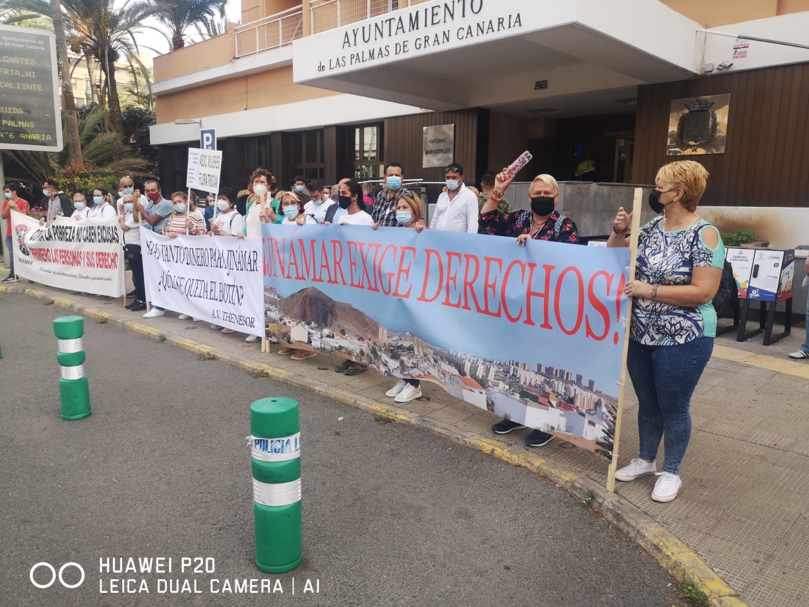 Concentración de vecinos de Jinámar ante las oficinas municipales de Las Palmas de Gran Canaria