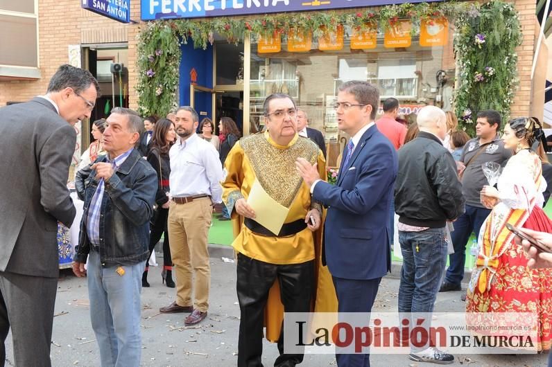 Reparto de buñuelos y chocolate en la ferretería de San Anton