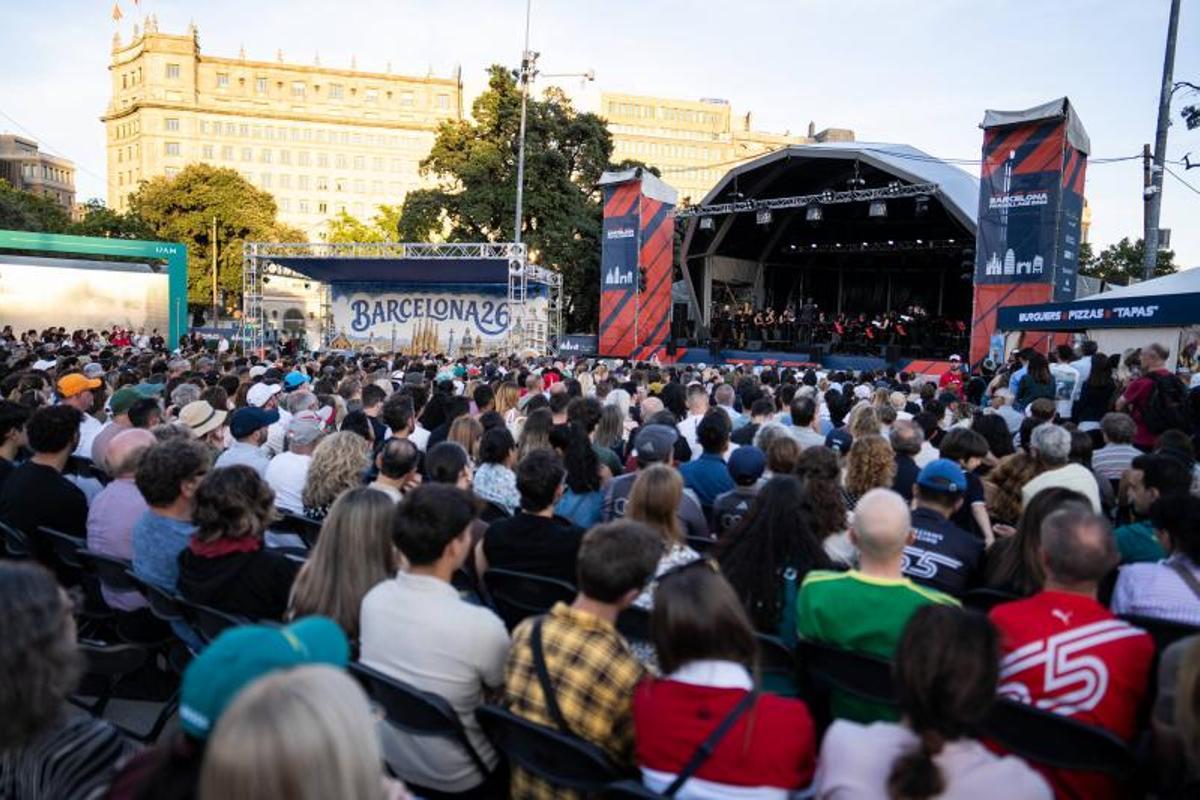 Marin Alsop dirige a la Philharmonia Orchestra de Londres y al Orfeó Català durante el concierto gratuito al aire libre celebrado en la Plaça de Catalunya con motivo del Año Gaudí
