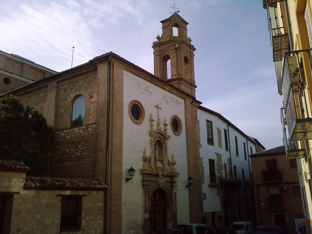 El antiguo Hospital de San Juan de Dios oculta un patio de lo más coqueto.