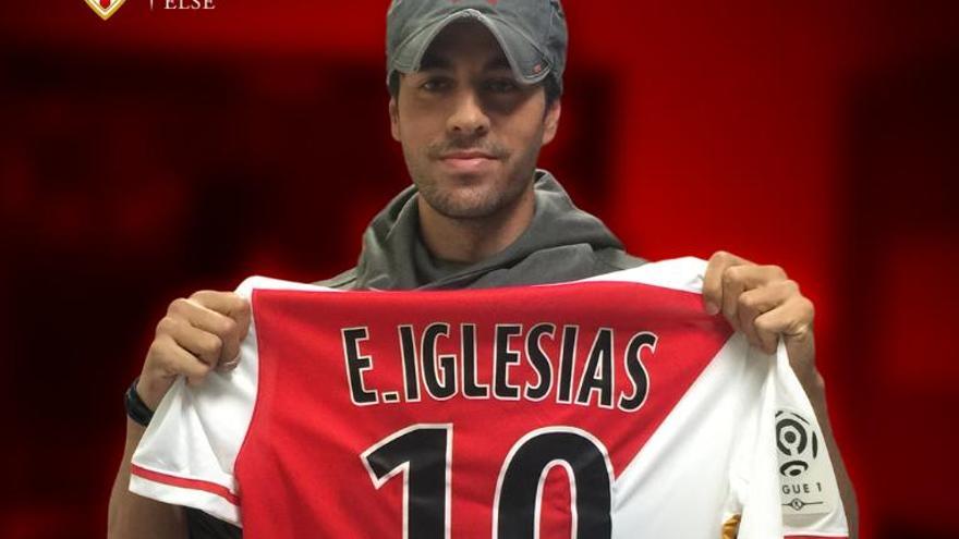 Enrique Iglesias posa con la camiseta del Mónaco.