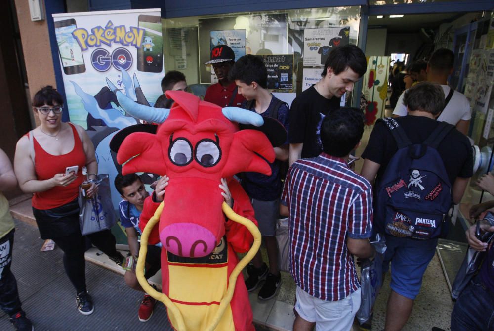 Més d'un centenar de persones es troben per caçar Pokémons a Salt