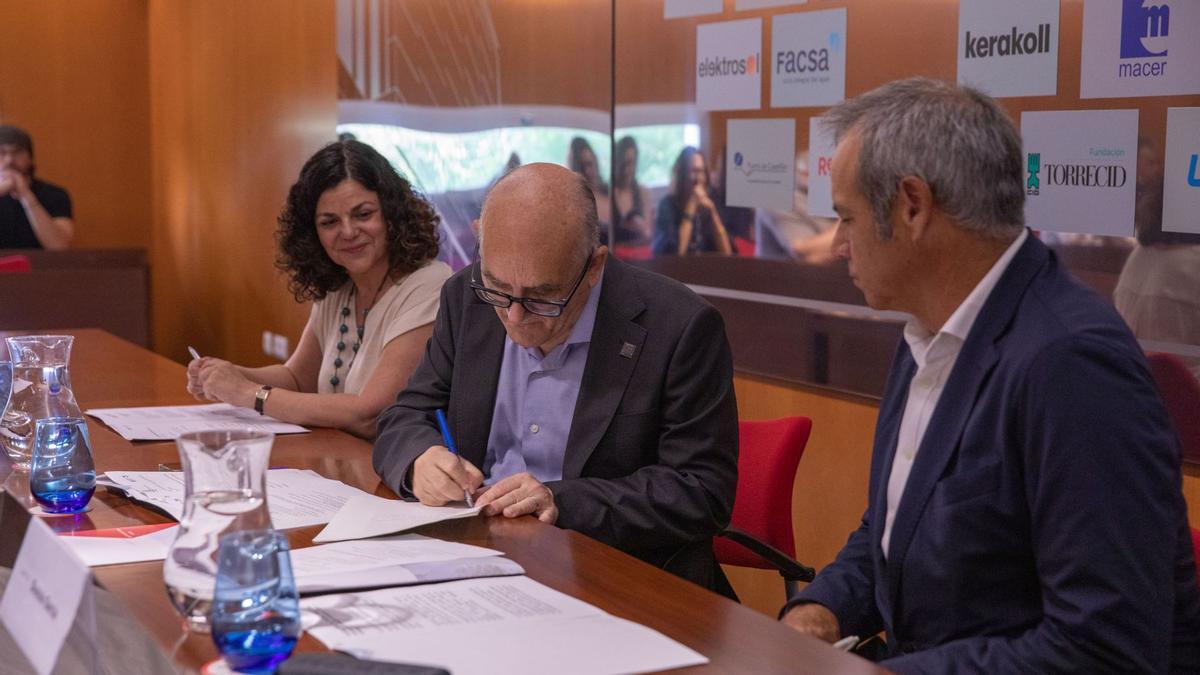 Momento en el que el rector de la UJI, Jesús Lancis, estampa su firma