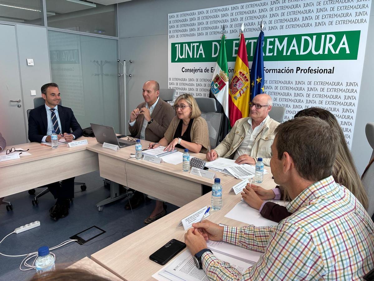 La Junta de Extremadura y la Uex impulsan nuevos títulos adaptados al tejido productivo regional.