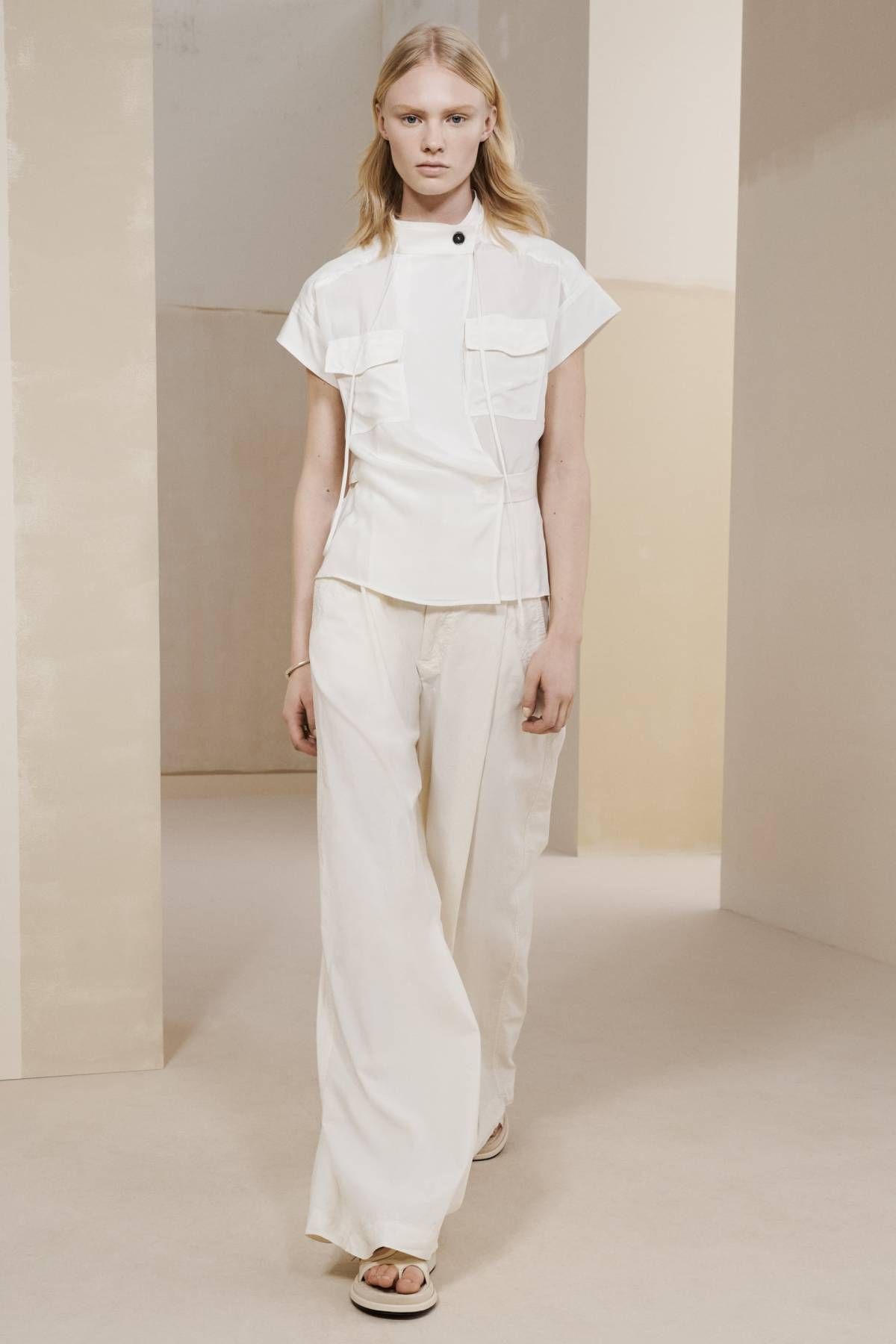 Look monocromático con camisa, pantalón ancho y sandalias planas de Zara SRPLS