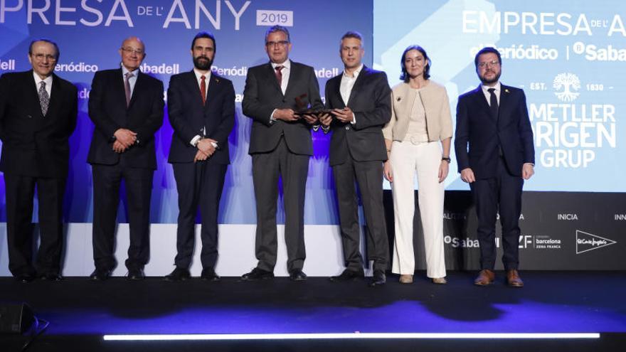 Josep y Jordi Ametller reciben el galardón de Empresa del Año entregado por Reyes Maroto, Peré Aragonés, Javier Moll y Josep Oliu.