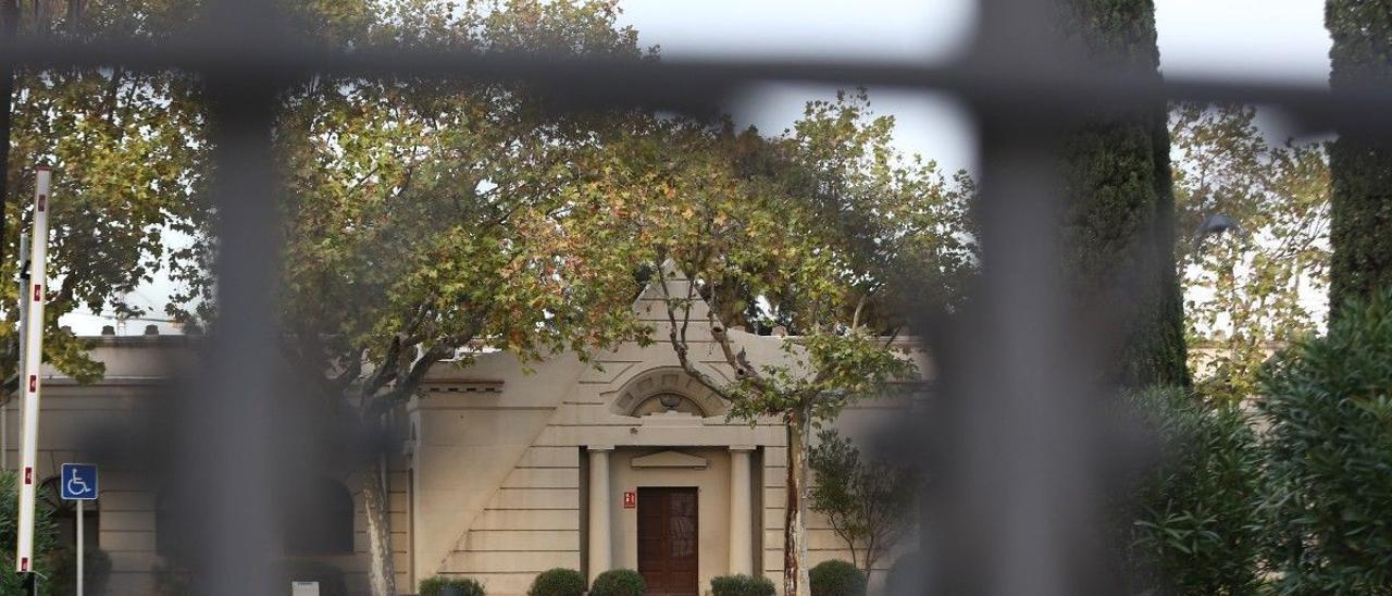 Uno de los dos edificios con pantalla piramidal, obra de Antonio Ginesi, que flanquean la entrada principal del cementerio de Poblenou.