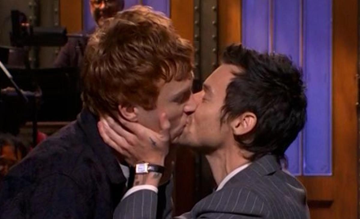 Harry Styles besa al cómico Ben Marshall, en el programa 'Saturday Night Live'.