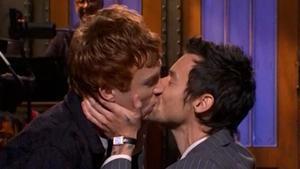 Harry Styles besa al cómico Ben Marshall, en  el programa Saturday Night Live.