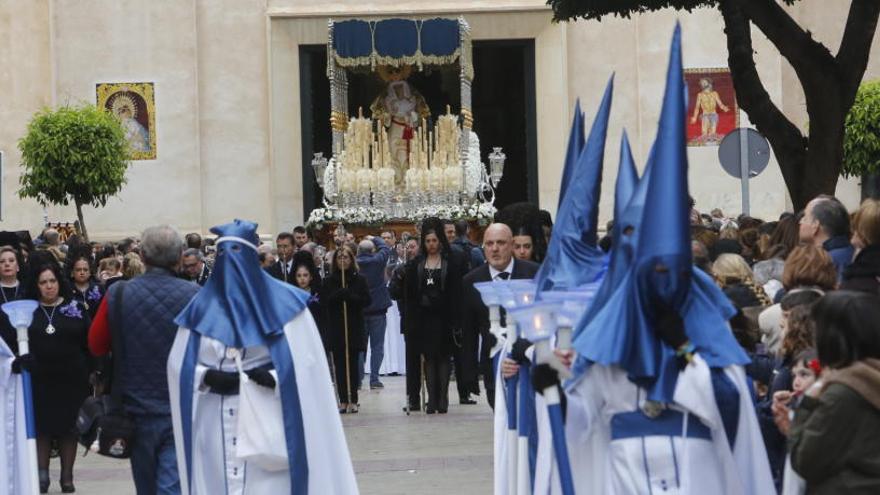 La procesión con el paso de María Santísima de la Estrella al fondo.