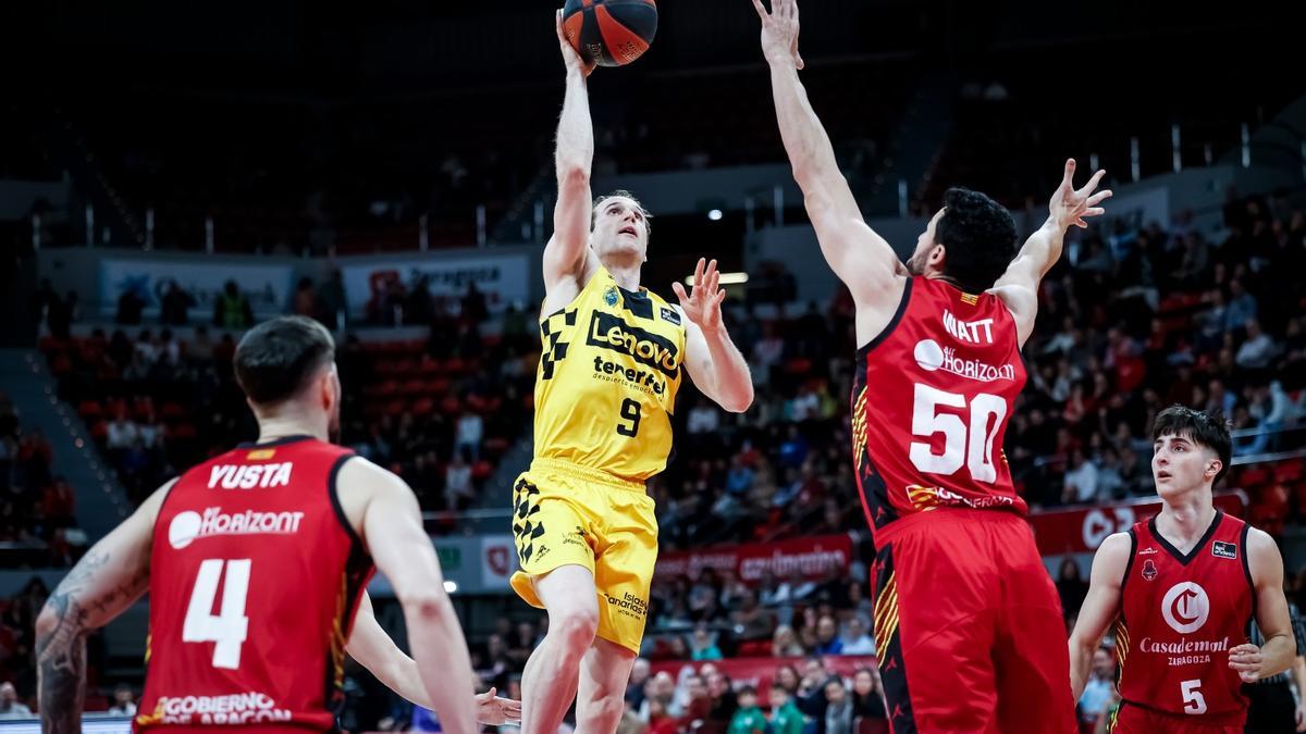 Huertas, entrando a canasta en el Zaragoza-La Laguna Tenerife de la temporada pasada.
