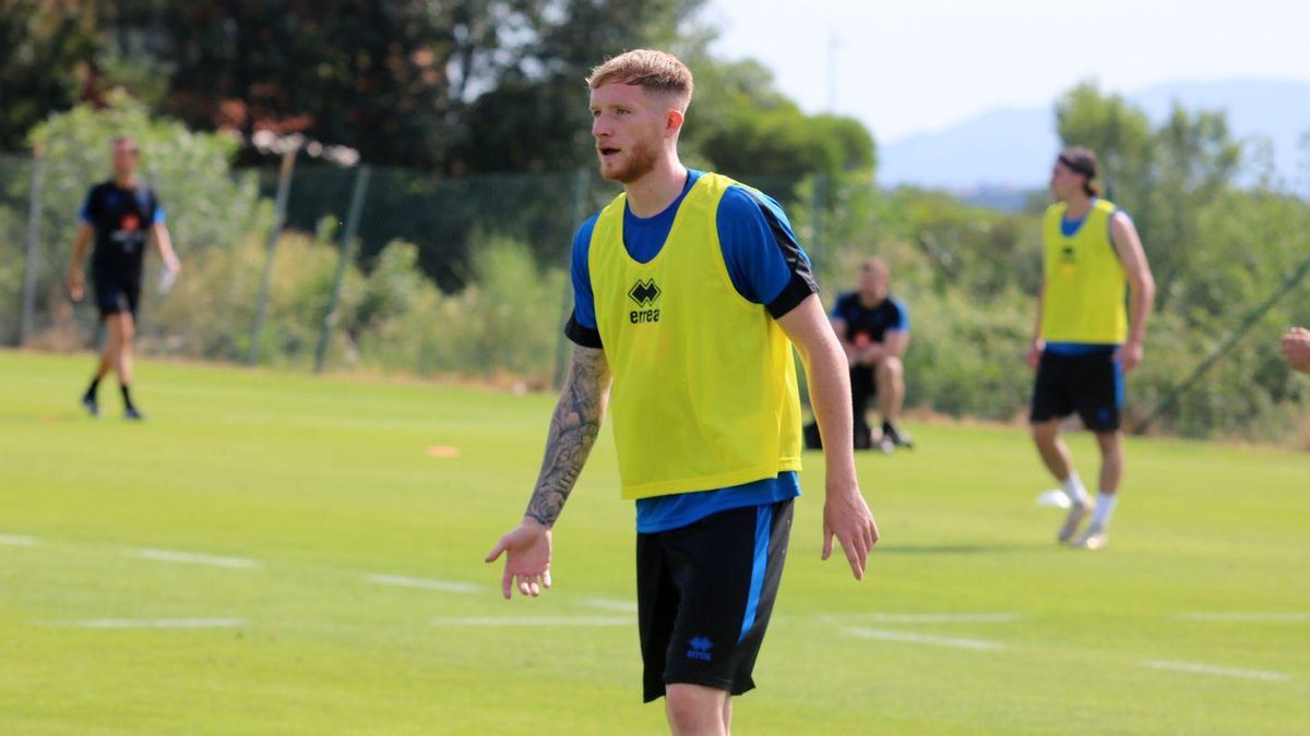 Un futbolista del Queens Park Rangers durant l'estada del club anglès l'estiu del 2024.