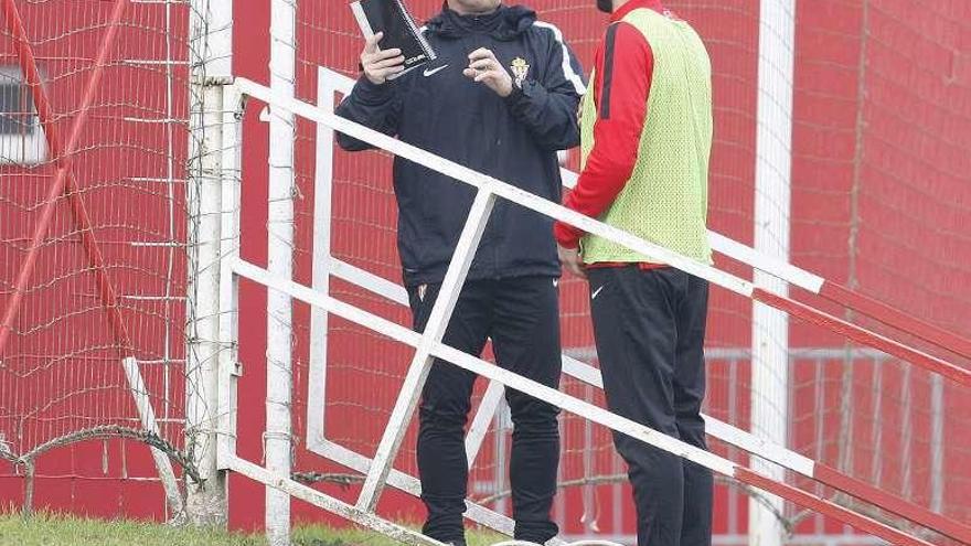 Rubi mantiene una charla con Cop al término del entrenamiento.