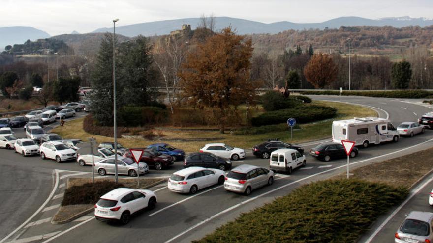 Vehicles aturats a la rotonda d&#039;accés a la N-145 des de La Seu d&#039;Urgell a Andorra.