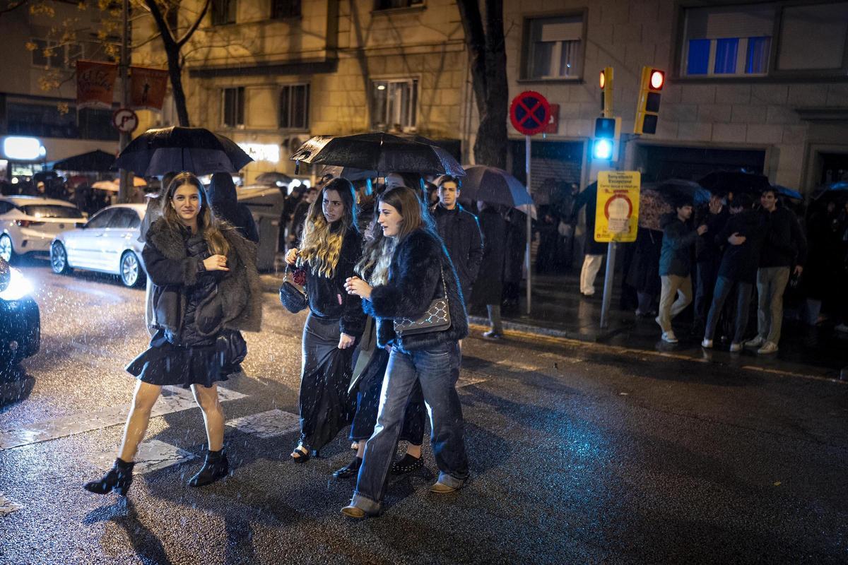 La lluvia diluye el botellón de Mandri