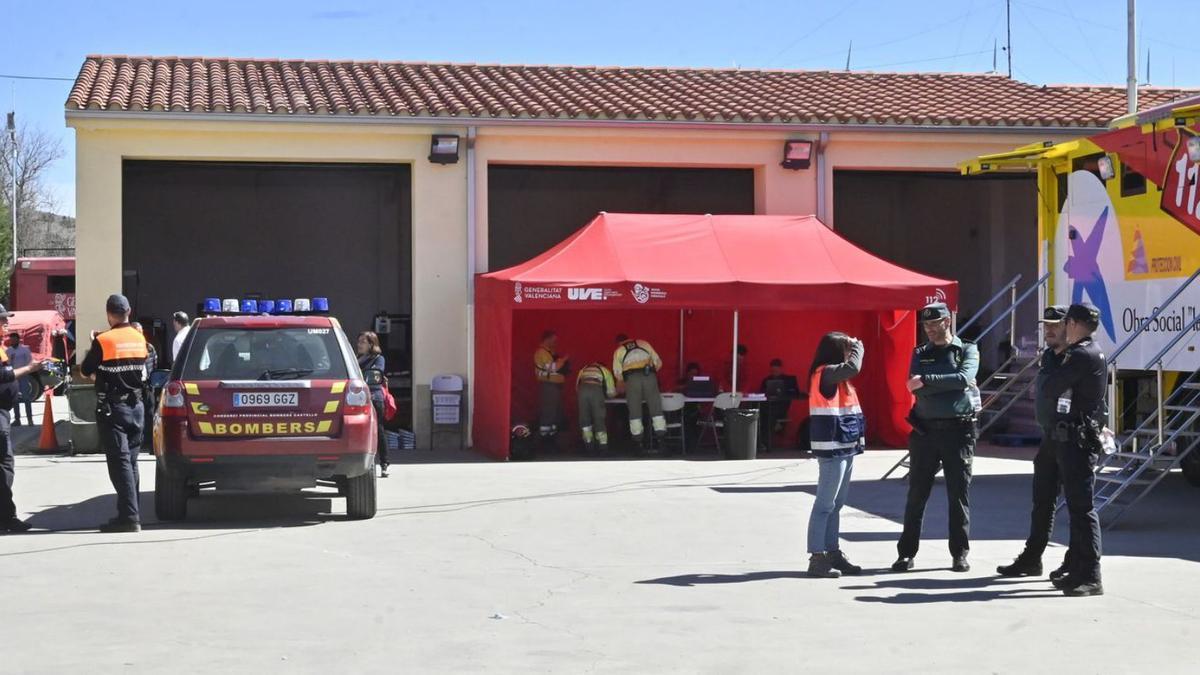 Desde el puesto de mando avanzado, situado en Barracas, organizan los dispositivos para extinguir el incendio