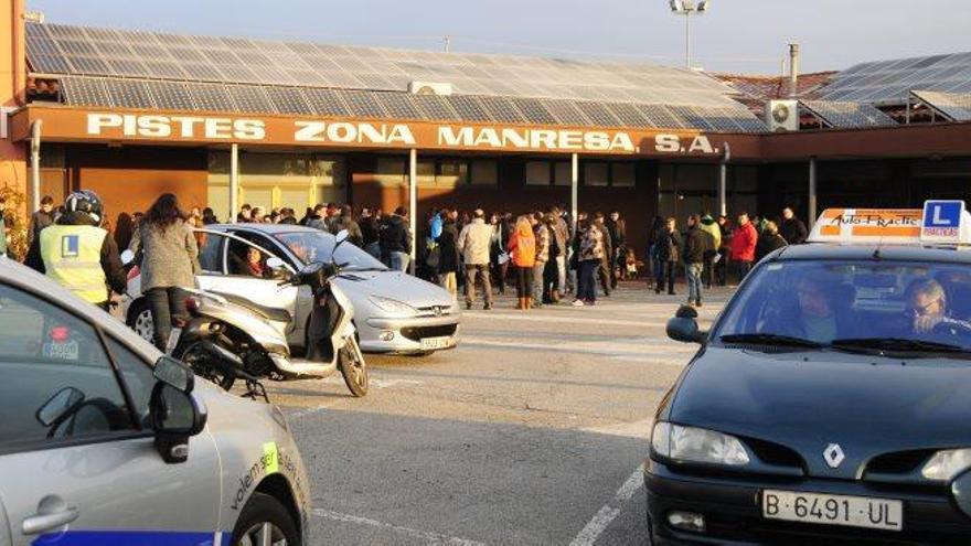 Vehicles d&#039;autoescoles a la zona de pistes de Manresa, que també es veurà afectada per la vaga