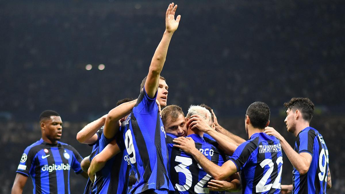 Edin Dzeko del Inter de Milán celebra su segundo gol con sus compañeros.