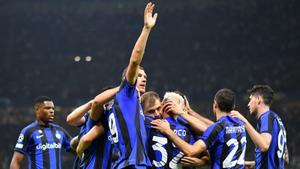 Edin Dzeko del Inter de Milán celebra su segundo gol con sus compañeros
