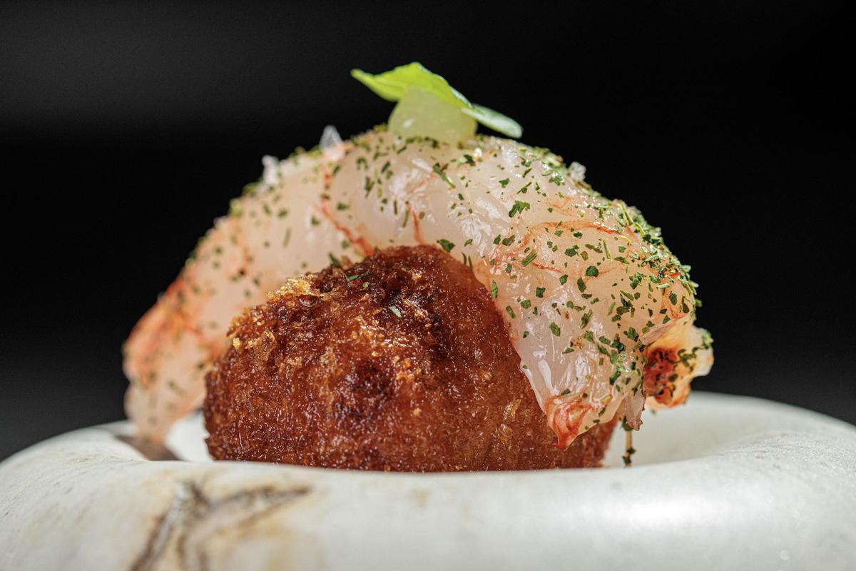 Croqueta Tom Yam de sashimi tibio de gamba roja, gel de lima-limón.