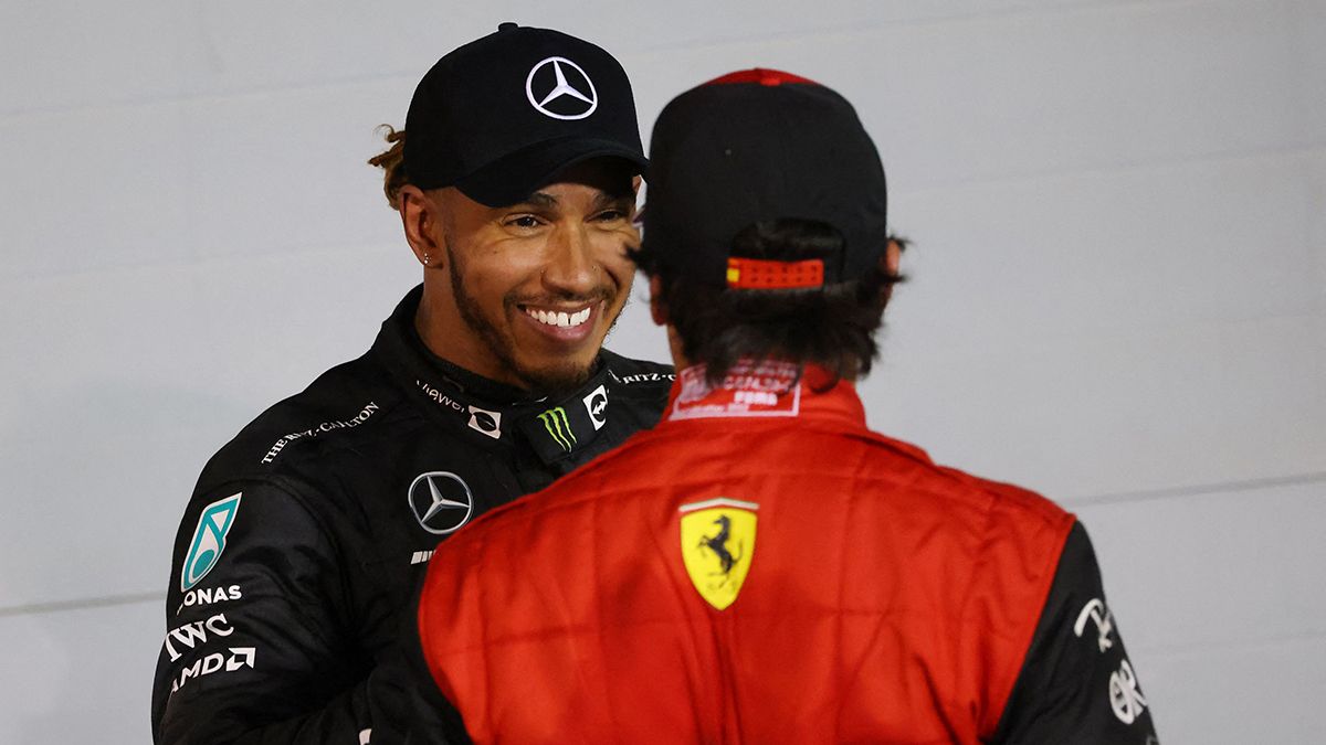 Lewis Hamilton y Carlos Sainz en el podio del GP de Bahréin de F1