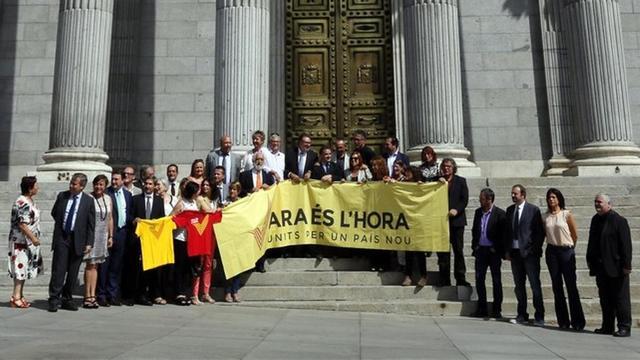 Diputados y senadores de CiU, ERC, ICV, PNV, BNG y Amaiur dan su apoyo a la 'V' de la Diada frente al Congreso, este martes.