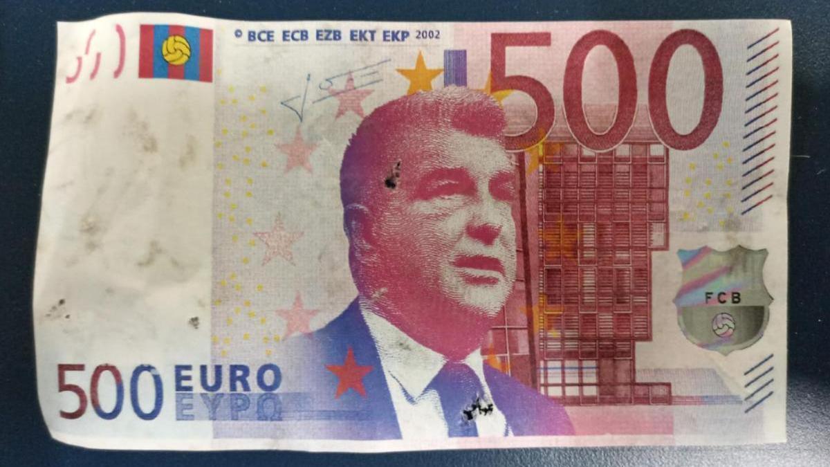 Uno de los billetes con la cara de Laporta diseminados en las afueras del Santiago Bernabéu.