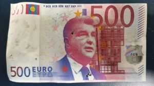 Bitllets de 500 € amb la cara de Laporta decoren els afores del Bernabéu abans del Clàssic
