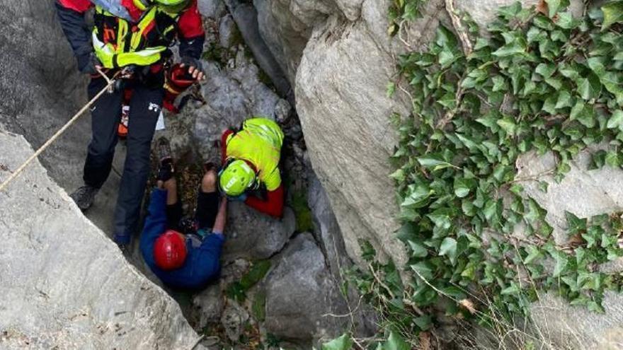 El moment del rescat a l&#039;home que s&#039;ha ferit fent ràpel