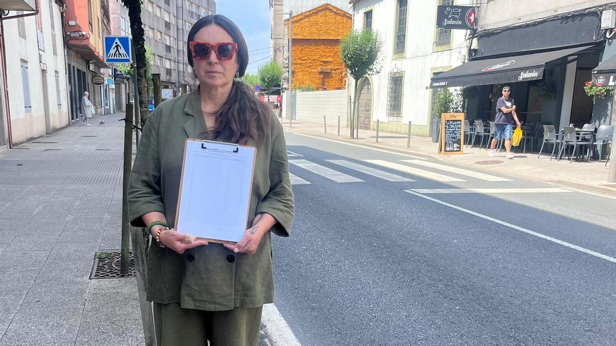 La promotora de la recogida de firmas, ante la N-547, que atraviesa el centro de Arzúa.