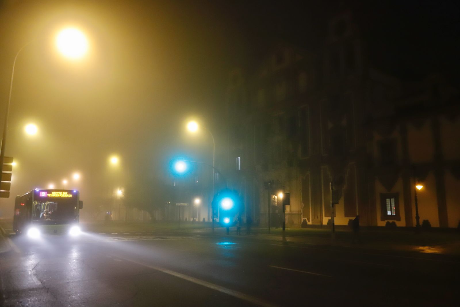 Córdoba amanece bajo una intensa niebla