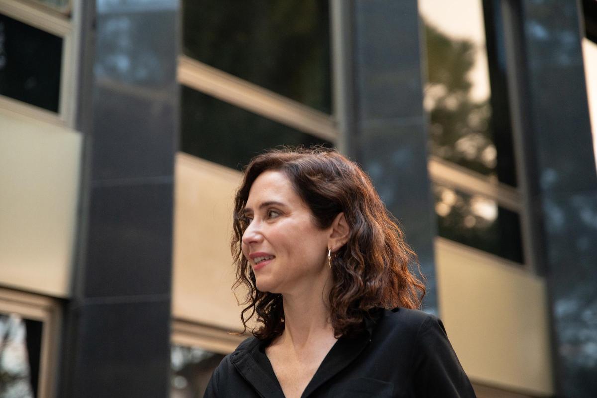 La presidenta de la Comunidad de Madrid, Isabel Díaz Ayuso, a su llegada a la presentación del libro ‘Una verdad incómoda’, del exministro del Interior Jaime Mayor Oreja (d), a 11 de marzo de 2026,