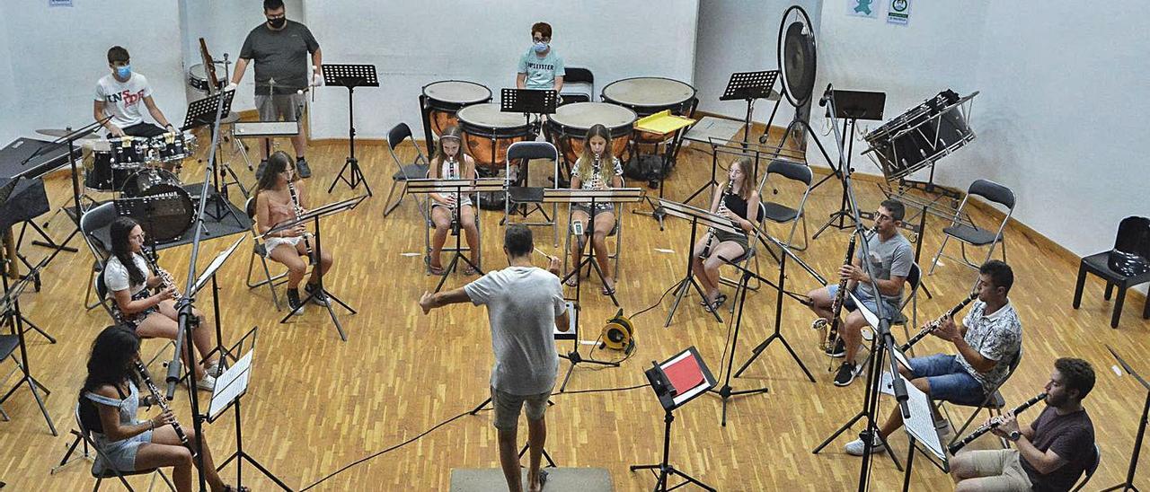 Un ensayo de la banda de música de Navarrés, en una imagen del año pasado | CARMEN ALONSO