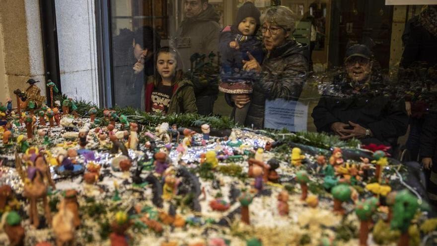 Un grupo de personas observa un belén montado en la sede de Jesús Nazareno