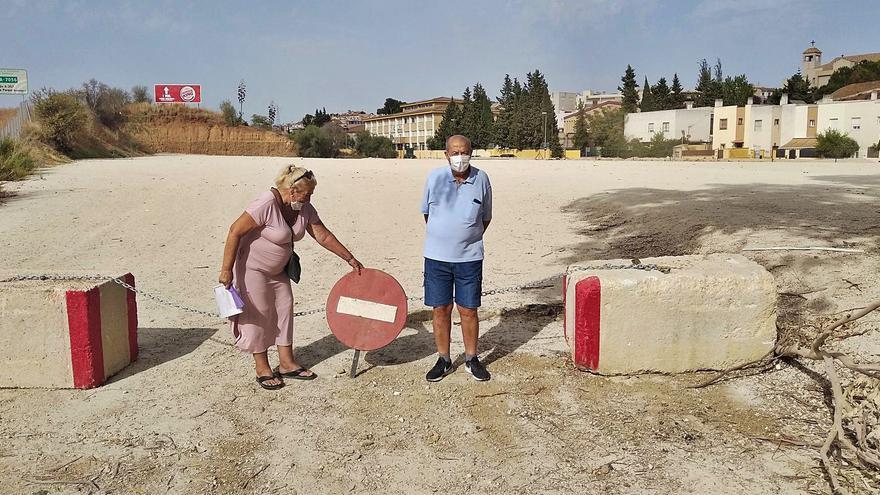 Carmela Fernández y Salvador Aranda, delante del parking temporal donde estaba la piscina